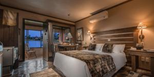 une chambre d'hôtel avec un lit, un bureau et une fenêtre dans l'établissement Rio do Rastro Eco Resort, à Bom Jardim da Serra 46 autres photos