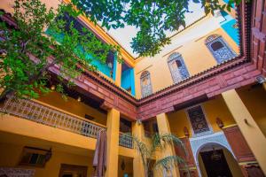 un gran edificio con columnas y balcón en Medina social club, en Fez