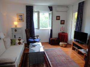 a living room with a couch and a table at Apartment Villa Green Court in Korčula