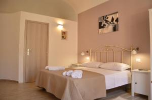 カステッランマーレ・デル・ゴルフォにあるB&B SICILIAのベッドルーム1室(ベッド1台、タオル付)