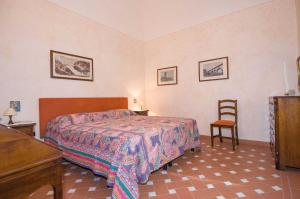 una camera con letto, scrivania e sedia di Appartamento Matteotti a Volterra