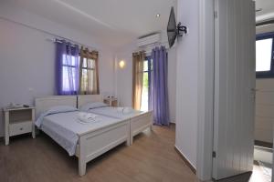 A bed or beds in a room at Alexandros Studios
