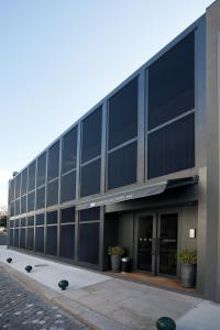 un edificio de oficinas con grandes ventanas en una calle en Porto Antas Hotel en Oporto