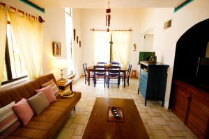 una sala de estar con un sofá y una mesa en Maya Vacanze Playa Alegria, en Playa del Carmen