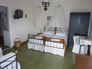 A bed or beds in a room at Villa Niki