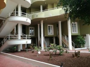 een gebouw met 2 balkons en een binnenplaats met bomen bij Apartment Las Americas Costa Adeje in Adeje