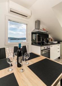 kuchnia ze stołem i kieliszkami do wina w obiekcie New Apartment Joly Sea View w Biogradzie na Moru