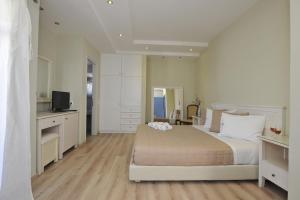 A bed or beds in a room at Alexandros Studios