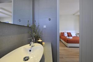 A bed or beds in a room at Alexandros Studios