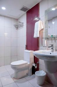 La salle de bains est pourvue de toilettes et d'un lavabo. dans l'établissement Rolana Furnished Apartments, à Djeddah