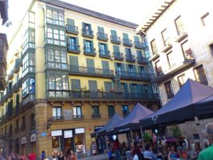 un groupe de personnes debout devant un bâtiment dans l'établissement Roquefer Bilbao Central Rooms, à Bilbao