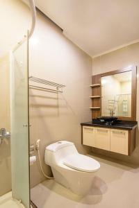 y baño con aseo y lavamanos. en Puri Senggigi Hotel, en Senggigi 