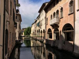 kanał pomiędzy dwoma budynkami w mieście w obiekcie La Loggia Al Duomo - Treviso w mieście Treviso