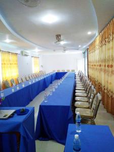 Kampong Chhnang帕玛酒店的一个带蓝色桌椅的长宴会厅