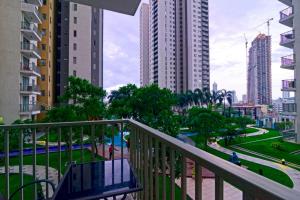 un balcón con vistas a una ciudad con edificios altos en On 320 Apartment en Colombo