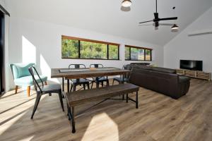 una sala de estar con una mesa y un sofá en Margaret River Bungalow-1-street - pet friendly, en Margaret River Town