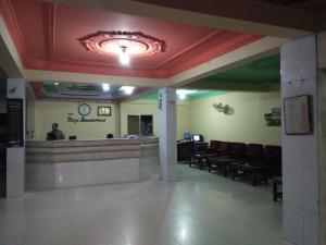 una zona de espera de un restaurante con barra y sillas en Hotel Plaza, en Bāndarban