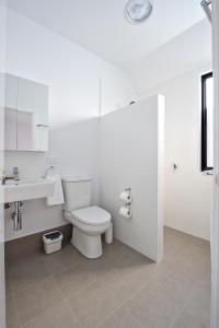 Un baño blanco con inodoro y lavabo. en Margaret River Bungalow-1-street - pet friendly, en Margaret River Town