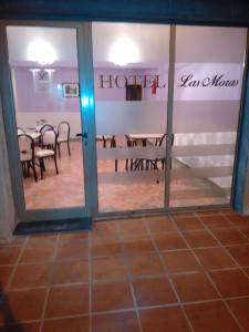 - Vistas al comedor a través de una puerta de cristal en Hotel Las Moras en La Rioja