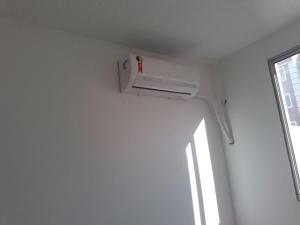 a room with a air conditioner on the wall at Condominio Mar de Gales in Macaé