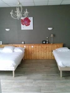 מיטה או מיטות בחדר ב-Hotel du parc