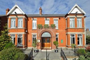 duży ceglany budynek z drzwiami z przodu w obiekcie Maples House Hotel w Dublinie
