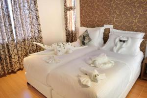 سرير أو أسرّة في غرفة في Turquoise Residence by UI
