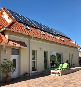 una casa con paneles solares en el techo en Villa Gracia, en Balatongyörök