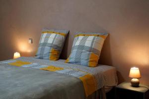 En eller flere senge i et værelse på Au Foudre du bazois