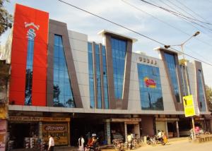 a building with many windows on a city street at Hotel Saket Heritage in Raigarh
