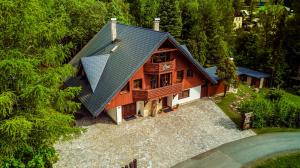 eine Aussicht auf ein Haus mit Dach in der Unterkunft Apartmány Slunce in Harrachov
