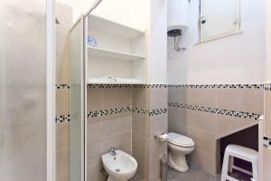 a small bathroom with a toilet and a shower at Perla del Borgo in Palermo