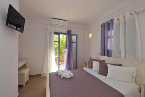 A bed or beds in a room at Alexandros Studios