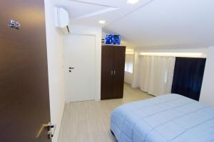 法塔特米艾尔博格罗马涅酒店的一间卧室配有一张床和一个衣柜及一扇门