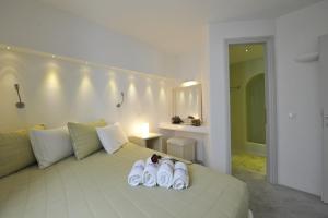 A bed or beds in a room at Alexandros Studios