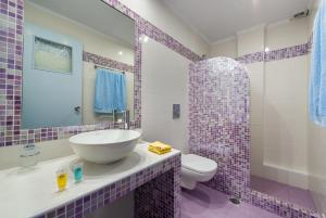 Kupatilo u objektu Akis Hotel