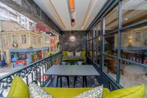 een balkon met tafels en stoelen in een winkel bij Homelike Hotel in Istanbul