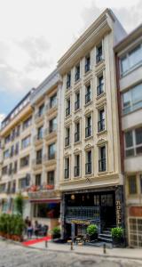 een groot gebouw aan de kant van een straat bij Homelike Hotel in Istanbul