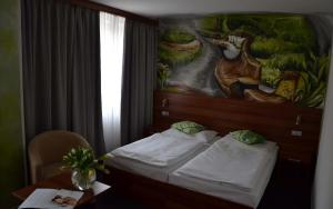 ein Schlafzimmer mit 2 Betten und einem Wandgemälde in der Unterkunft Lipno-Apartmán Frymburk D110 in Frymburk