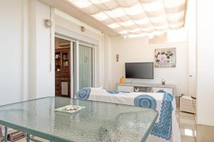 マルベーリャにあるÁtico La Marinaのベッドルーム1室(ベッド1台、ガラス張りのテーブル付)