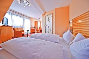 Postel nebo postele na pokoji v ubytování Danner´s Hotel Löwen