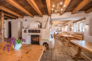 een woonkamer met een open haard en houten plafonds bij Country house Dovje in Dovje