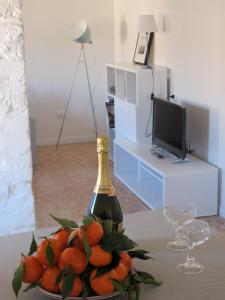 una botella de champán y un tazón de naranjas en una mesa en Arsenale Venice for Insider en Venecia