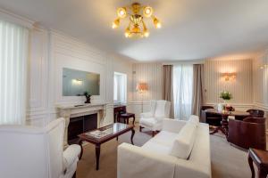 西爾米奧奈的住宿－Relais La Speranzina，客厅配有白色家具和吊灯。