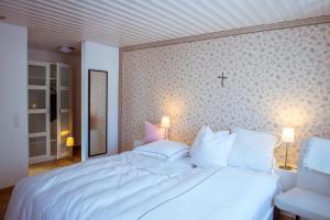Postel nebo postele na pokoji v ubytování Hotel Weinstube + 33 fotografií