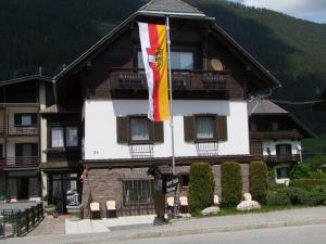 un edificio con una bandiera davanti di Pension Seeheim a Weissensee