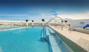 Bazén v ubytování Hotel RH Vinaros Playa & Spa 4* Sup nebo v jeho okolí