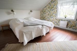 a bedroom with a bed and a window at Anfasteröd Gårdsvik - Sjöstugan in Ljungskile