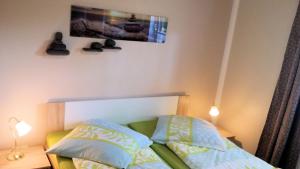 1 dormitorio con 1 cama con 2 almohadas en Käpt'n Böff, en Vadersdorf