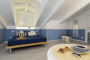 アグローポリにあるCasa Vittoriaのベッドルーム1室(青と白の壁のベッド1台付)